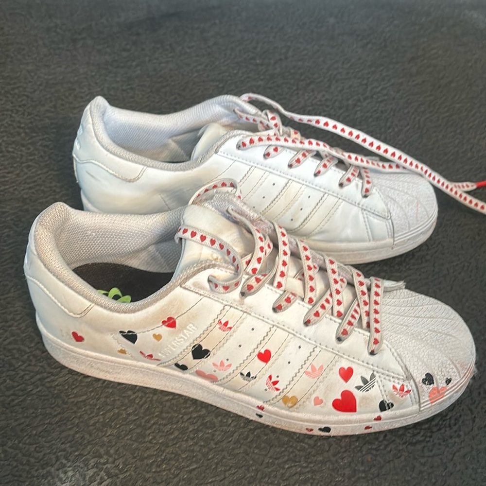 Adidas women’s heart detail sneakers 7.5